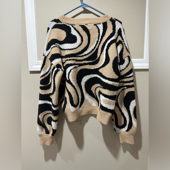 Super cute Women’s Sweater - Picture 3 of 4